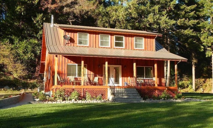 Douglas County House | River Front Hideaway in the Southern Oregon Cascade Mountains