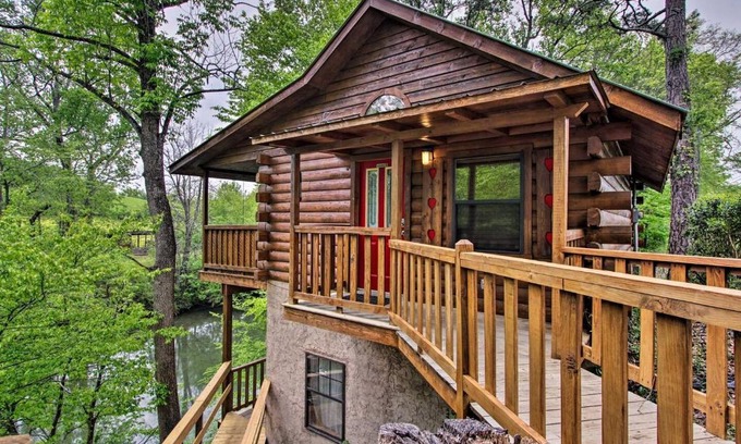 Sevierville House | River Rush- Cozy Riverfront Cabin 5 Mi to Pigeon Forge