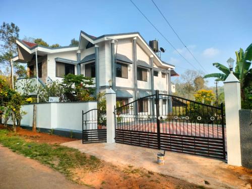 Madikeri House | River view white villa