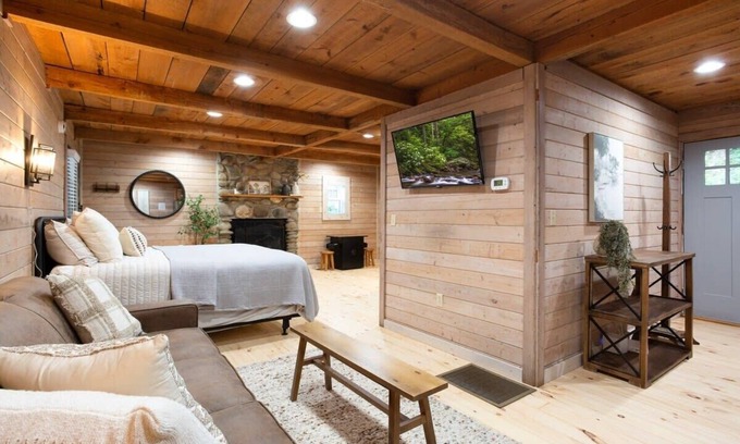 Sevierville Cabin | Riverfront/20 Minutes From Dollywood/Hot Tub