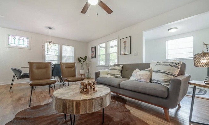 Riverside Heights House | Riverside Heights. Game room. Near Riverwalk area
