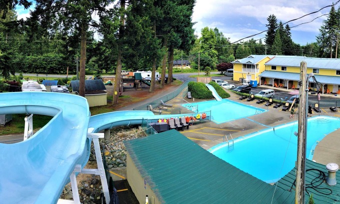 Regional District of Nanaimo Resort | Riverside Resort - Poolside Double Queen Suite with Kitchenette