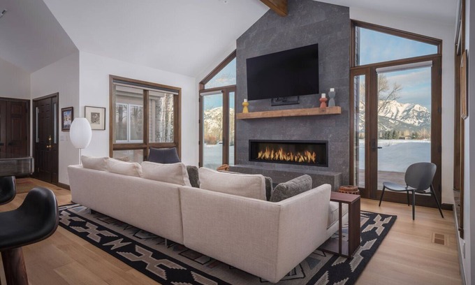 Jackson Hole House | RMR:Teton Lookout Home North of Jackson,WY