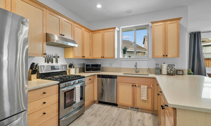 Old Farm District House | Rocca Way Getaway – Scenic 3 BDR w/Private Hot Tub, Min to Old Mill District!