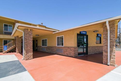 Victorville Hotel | Rodeway Inn Adelanto US 395