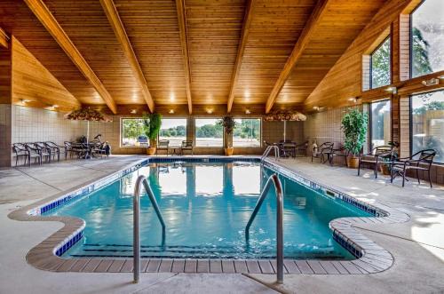 Hesston Hotel | Rodeway Inn and Suites