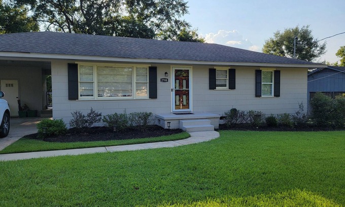 Northport House | Rolling with the Tide? Stay in newly renovated 3/2 home, just 3mi from Stadium!