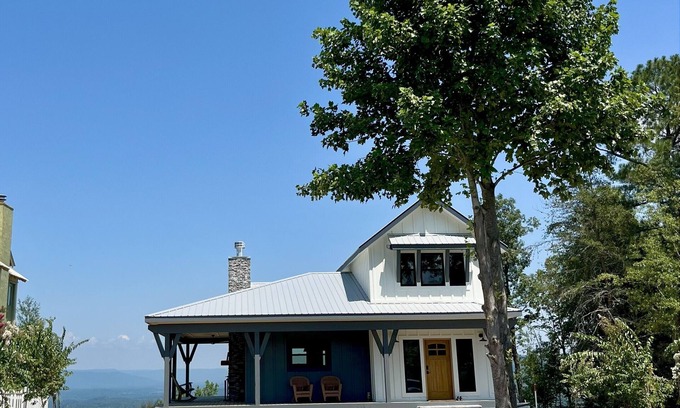 Pisgah Cottage | Romantic Getaway at Honeymoon Cottage