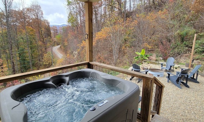 Whittier Cabin | Romantic Getaway starts here! Views, Dog Friendly, Hot Tub, Casino & WCU.