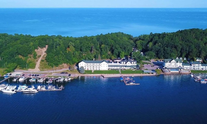 Onekama Apartment | Romantic Hideaway – Stroll to Lake Michigan, HOT TUB OPEN ALL WINTER!