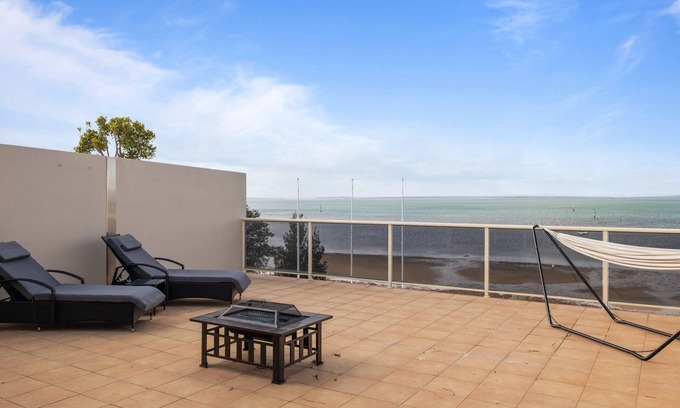 Rhyll Apartment | Romantic Seaside Escape - Blue Bliss