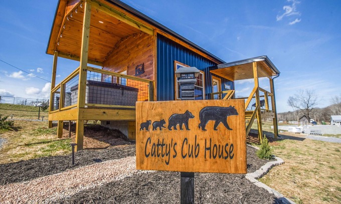 Sevierville Cabin | ⛰Romantic Tiny Home - Wi-Fi & Hot Tub & Fire Pit