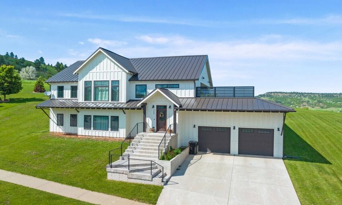 Spearfish House | Roof Top Deck-Hot Tub-Steam Shower-Arcade Games-4car Garage-Chef`s Kitchen