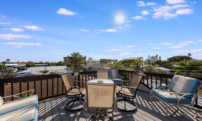 Fort Myers Beach House | Rooftop Patio w/Panoramic Views of the Gulf & Bay. WALK to everything.