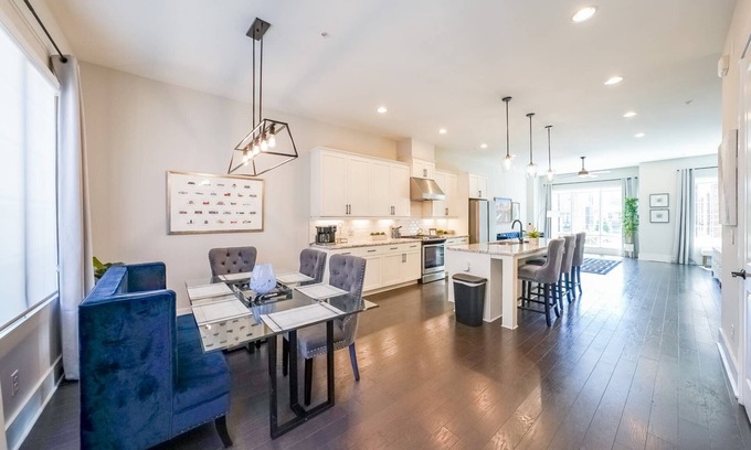 Castleberry Hill House | Rooftop/Skyline Views/Walk to Mercedes-Benz and enjoy some Free Fun for both Family and Adults