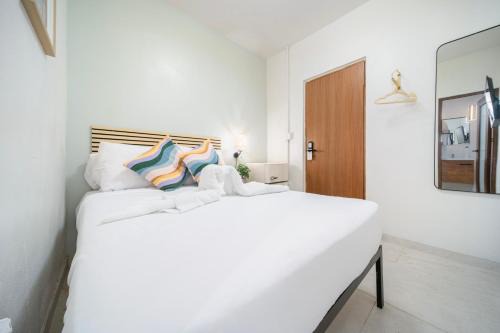 Santurce Hotel | Room 3 Vibrant Walkable Hub in Santurce