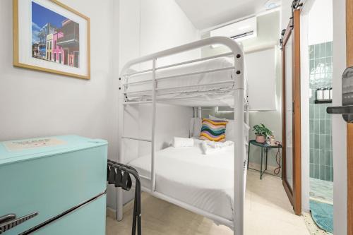 Santurce Hotel | Room 4 Compact Bunk Room in Arts District