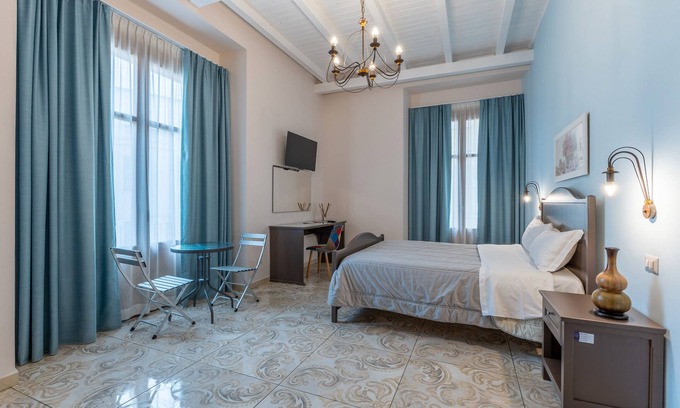 Licata Apartment | Room 'Al Duomo - Camera King' with Shared Terrace, Wi-Fi and Air Conditioning