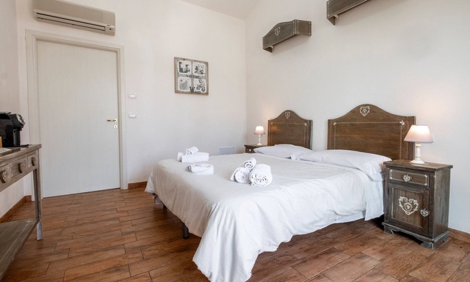 Manciano Apartment | Room 'Alloro' with Shared Pool, Wi-Fi and Air Conditioning