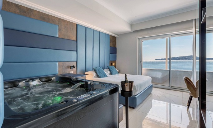 Chiaia Apartment | Room 'Junior Suite Vista Mare' with Balcony, Wi-Fi and Air Conditioning