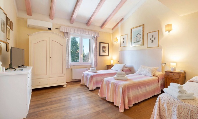Mirano Apartment | Room 'Rosa' with Shared Garden, Wi-Fi and Air Conditioning
