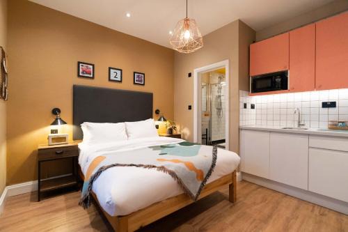 Hammersmith Broadway Apartment | room2 London Hammersmith Townhouse
