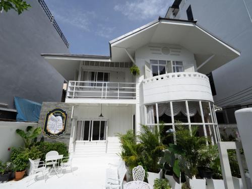 Wat Bowon Niwet Hotel | RoomQuest Rim Praya Dinsor Road