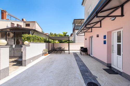 Porec House | Rooms and studio Flora