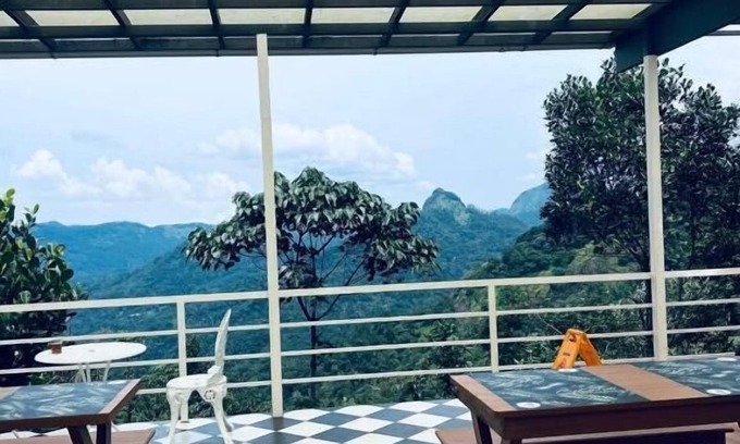 Devikolam Hotel | Roots Munnar