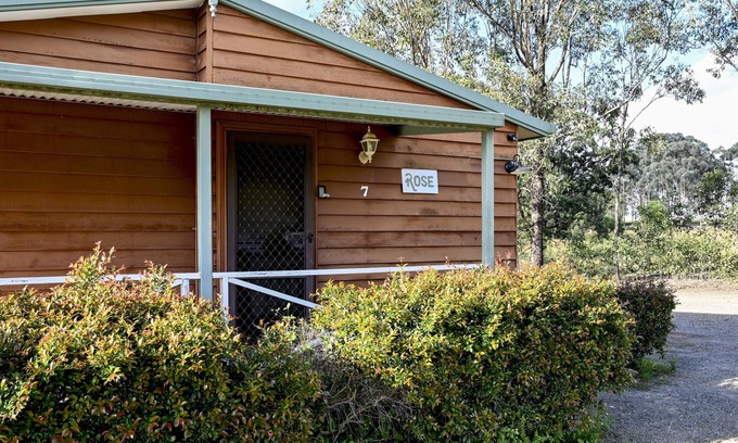 Pokolbin Cabin | Rose Cabin 7 - 1 bedroom with 1 x queen bed