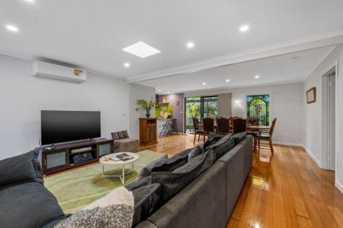 Bright House | Roses on the River - An absolute river frontage cottage