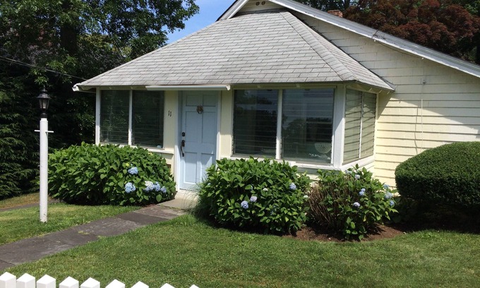 Rowayton Cottage | Rowayton Bungalow-Booking Christmas! Or Month-Month 5,900. Inquire!