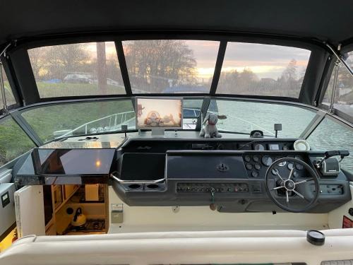 Skipton Boat Rental | Roxanne - Boat