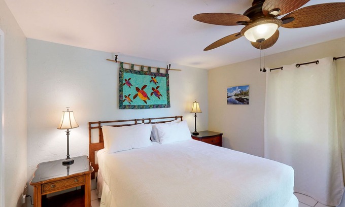 Kailua-Kona Condo | Royal Kahili retreat with pool, hot tub, lanai, & elevator - near beach