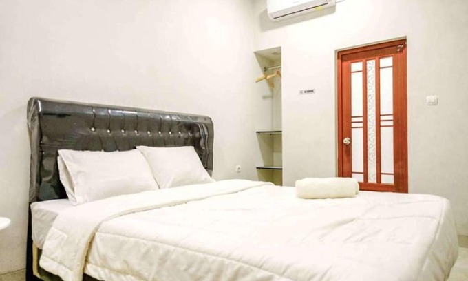 Cikarang Hotel | Rudi Rooms near Stasiun Cikarang Mitra RedDoorz