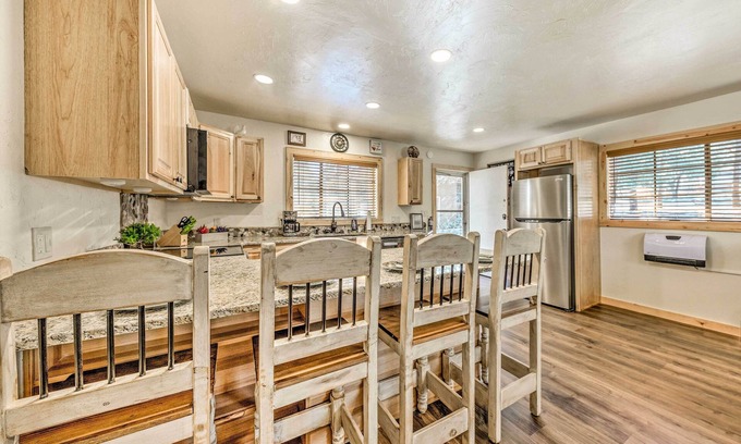 Ruidoso Cottage | Ruidoso Vacation Rental w/Covered Hot Tub!