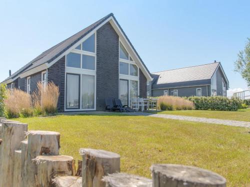 Wemeldinge House | Ruim en licht, comfortabel en stijlvol ingericht huis met uitzicht op het meer 16