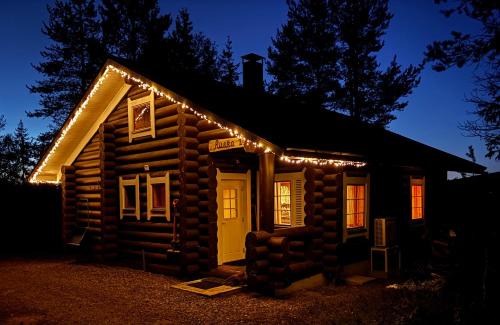 Akaslompolo Ski Chalet | Ruska 2, Ylläs, Äkäslompolo, Lapland - Log Cabin with Lake and Fell Scenery