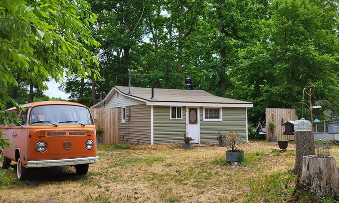 Harrison Cabin | Rustic and Eclectic open floor Plan Cabin with Canal view In Cranberry lake π.