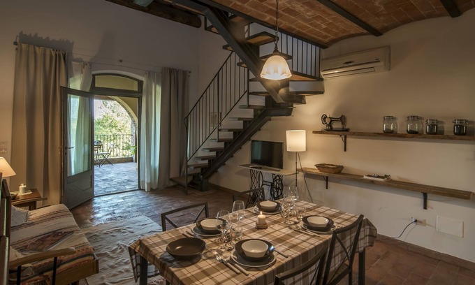 Laterina Apartment | Rustic apartment in the center of Tuscany with pool, wi-fi and on-site dining