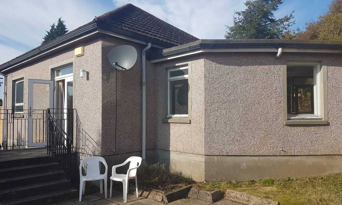 Dumbarton House | Rustic Bungalow in Leafy Settings -15mins From Glasgow Airport