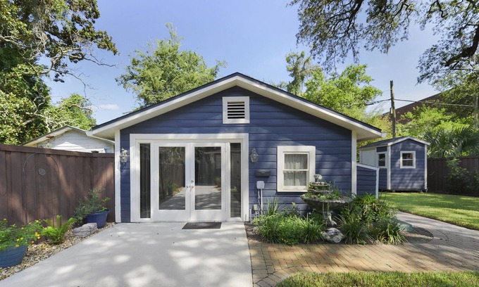 Avondale Cottage | Rustic Garden Cottage - Walkable Historic District