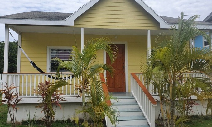 Calabash Bight House | Rustic Island charm on the East End of Roatan where history abounds