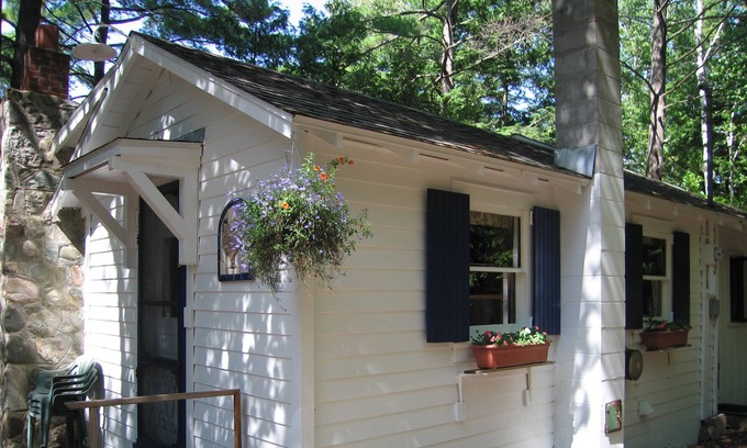 East Jordan Cottage | Rustic Lake Front Cottage - Lake Charlevoix