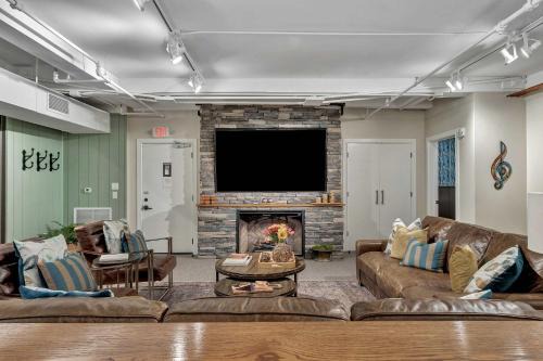 Downtown Nashville Apartment | Rustic Suite 6BR by Maddox Hotel