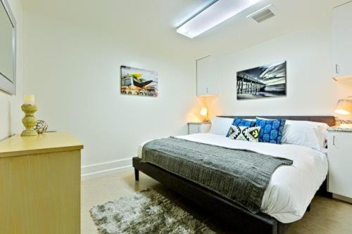Crown Point House | Sail Bay Dream - Steps to the bay!