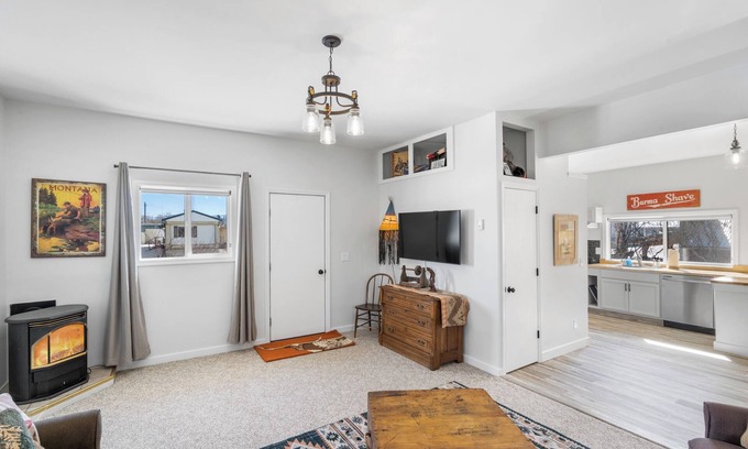 Bozeman House | Salesville Up - Sweet and cozy one bedroom duplex in Gallatin Gateway, MT!