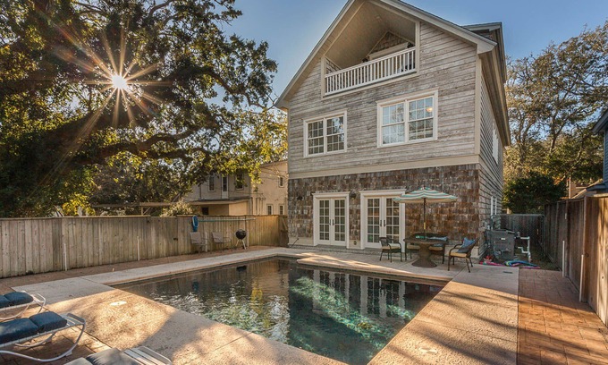 Saint Simons Island House | Sassy Peach Cottage - 5 Bed/4.5 Bath. Large Pool. Near Lighthouse/Pier/Village!