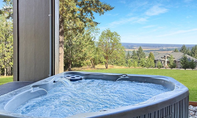 Cornelius Apartment | Scenic Wine Country Retreat. Hot Tub, Spa Bath + Covered Patio w/Views
