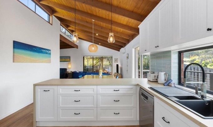 Ocean Grove House | Sea Breeze on Orton - 5 minute walk to the beach!